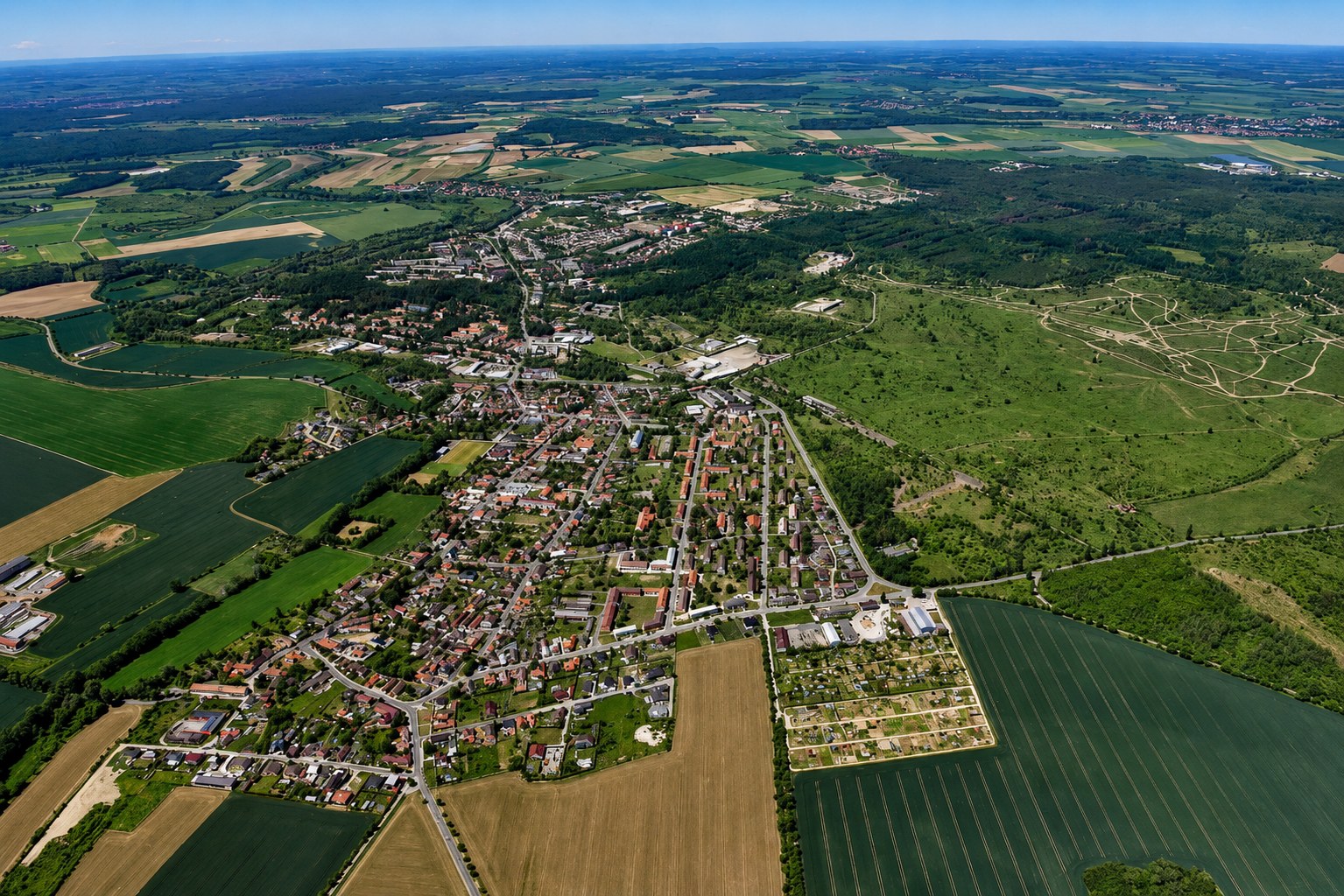 Letecký pohled na Milovice a okolní krajinu